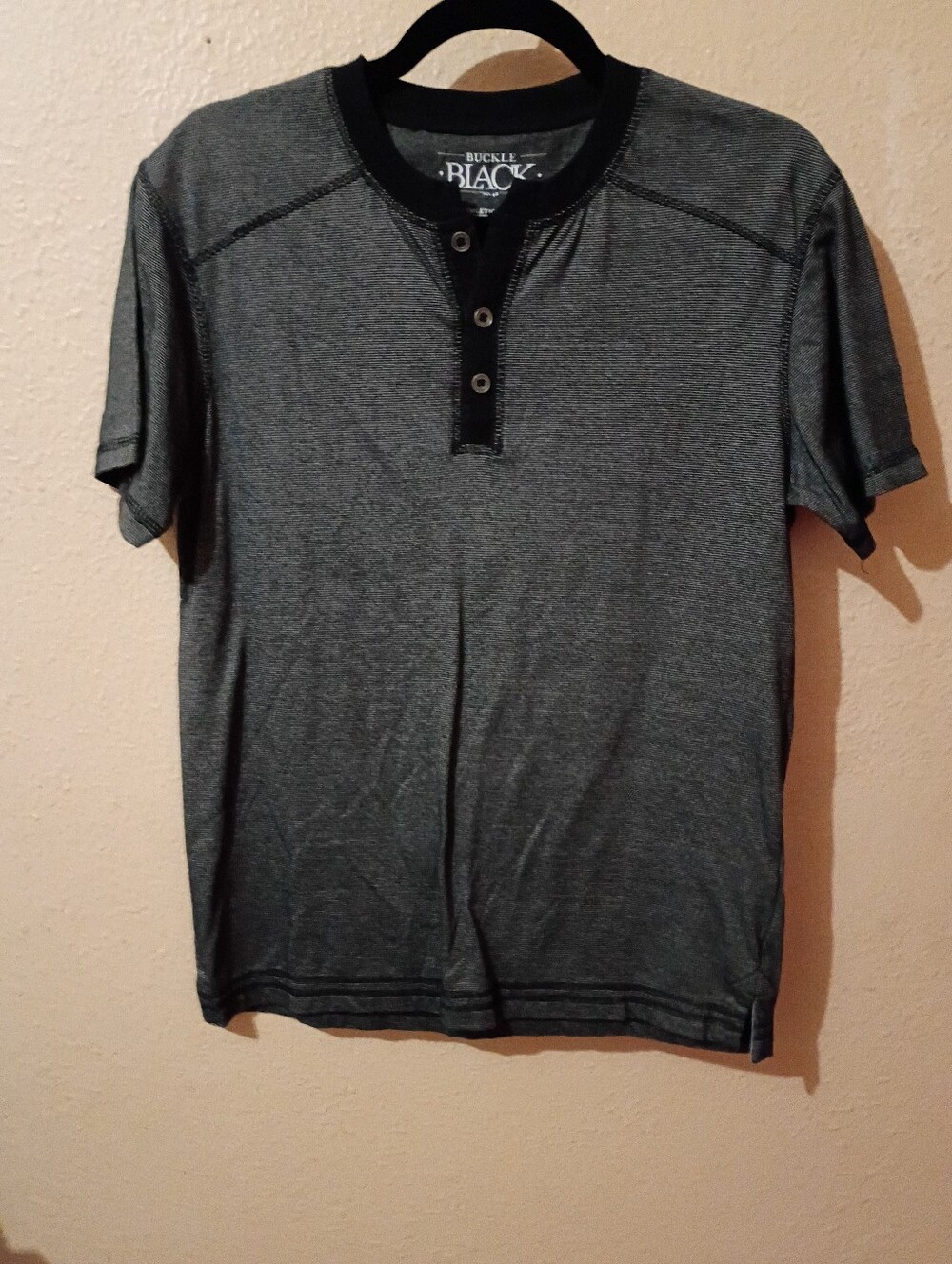 NWOT Men's Buckle Black Size Small Short Sleeve Henley Shirt